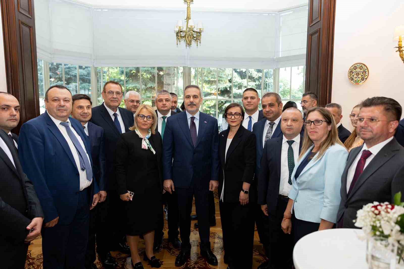 Bakan Fidan, Bulgaristan’daki Türk iş insanları ve siyasetçilerle bir araya geldi 6 bakan fidan bulgaristandaki turk is insanlari ve siyasetcilerle bir araya geldi 2 iCHF7aTp