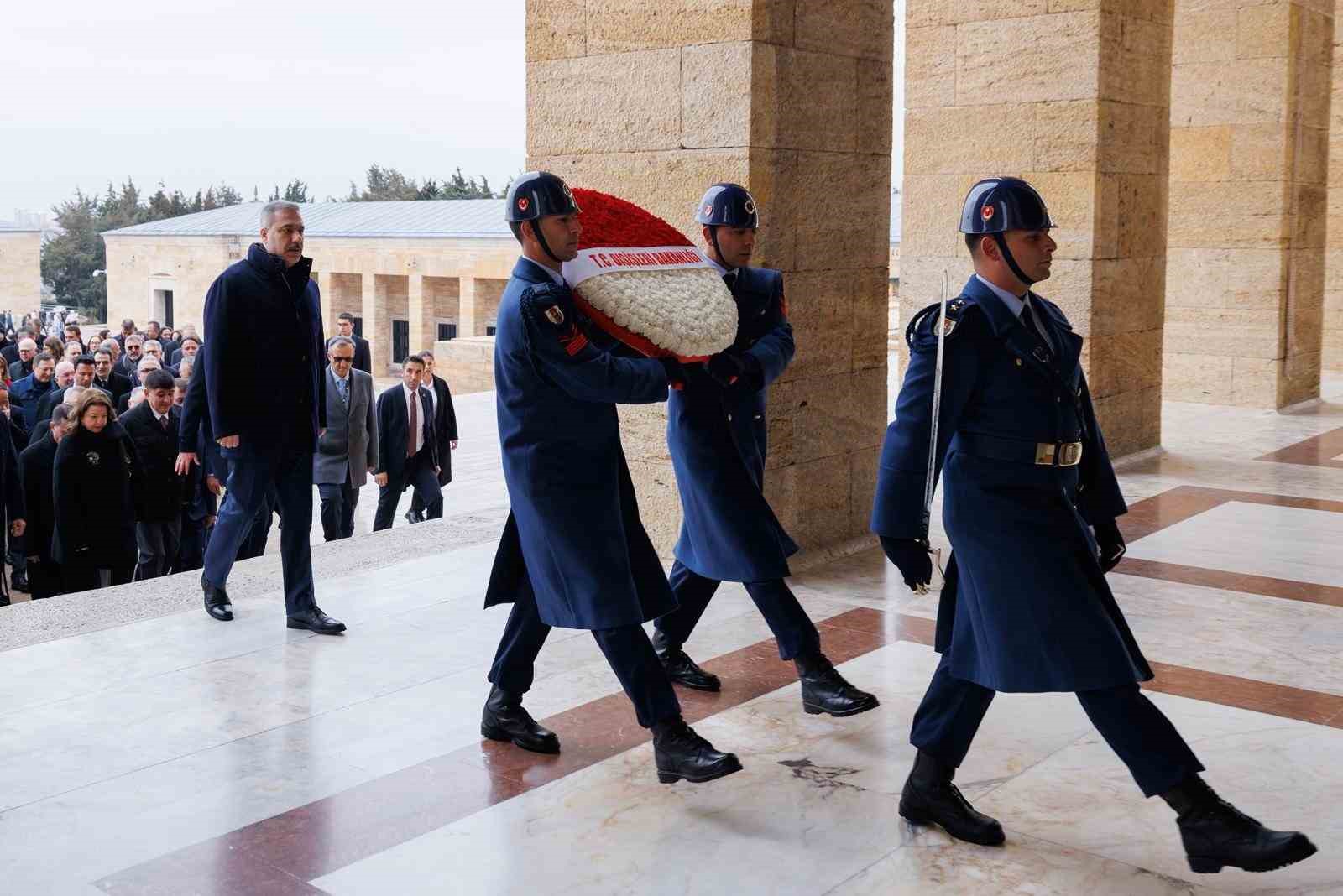 bakan fidan buyukelcilerle anitkabiri ziyaret etti 4 wfvvDACU