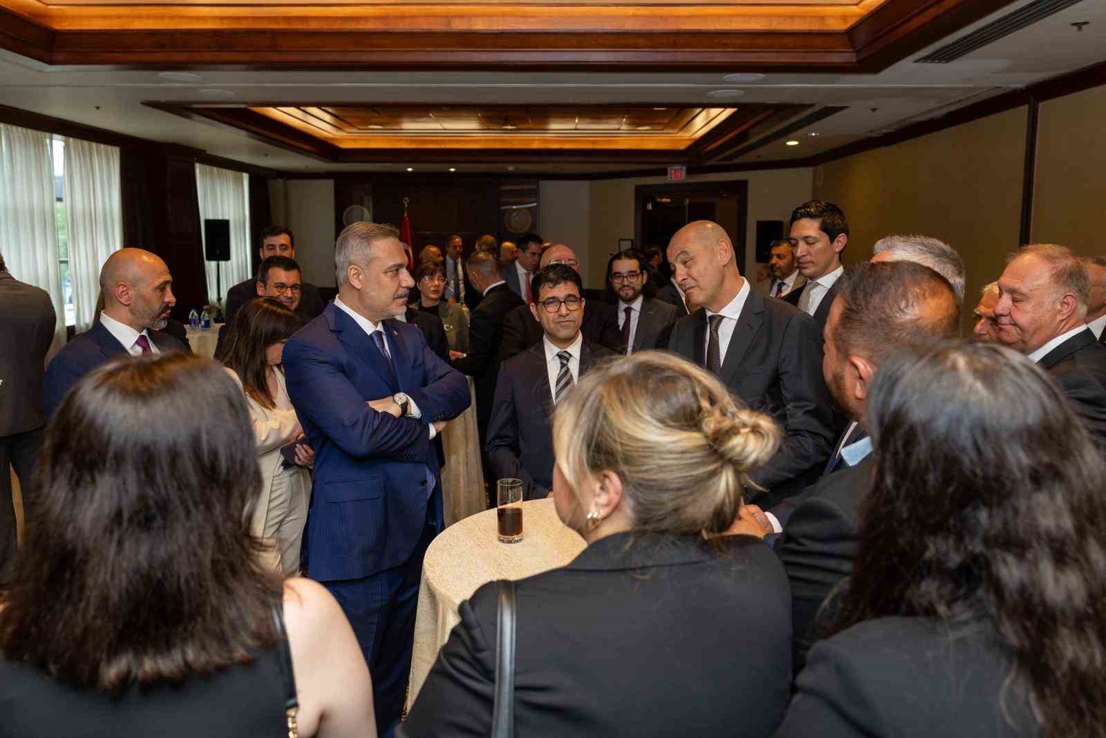 bakan fidan kanadada turk is adamlariyla bir araya geldi 1 kJSHtPEi