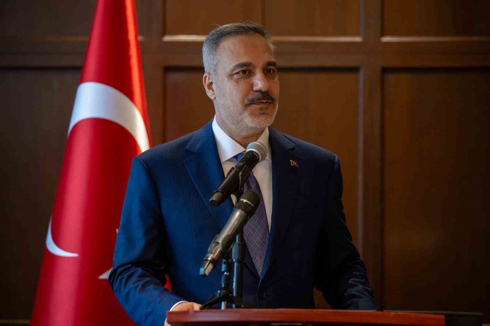 bakan fidan kanadada turk is adamlariyla bir araya geldi 2 clnsAEIV