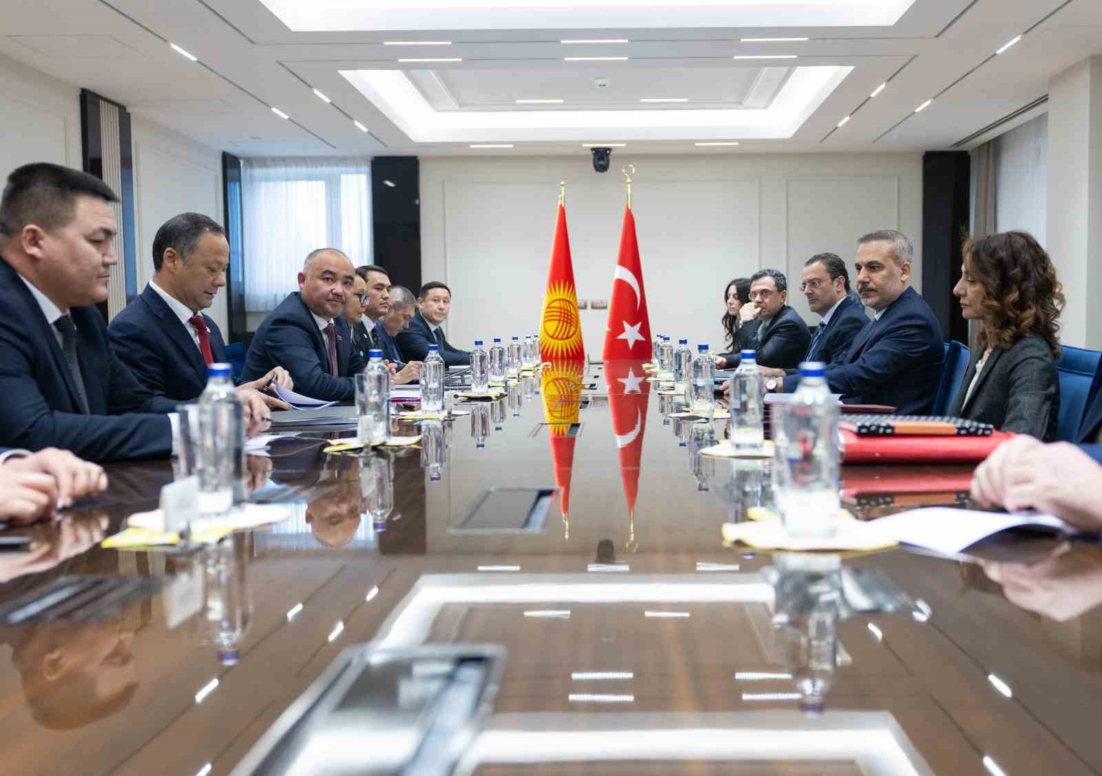 bakan fidan kirgizistan yuksek meclisi baskani uulu ile gorustu 1 skw6fCqK