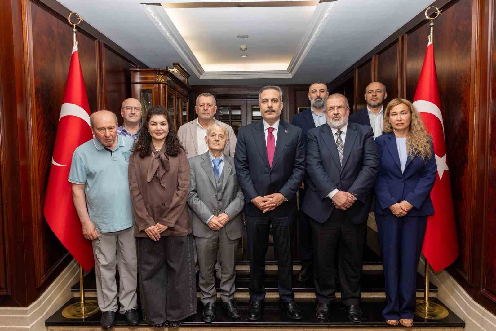 bakan fidan kirim tatarlarinin milli lideri kirimoglu ve ktmm baskani cubarov ile bir araya 9G76sQDw