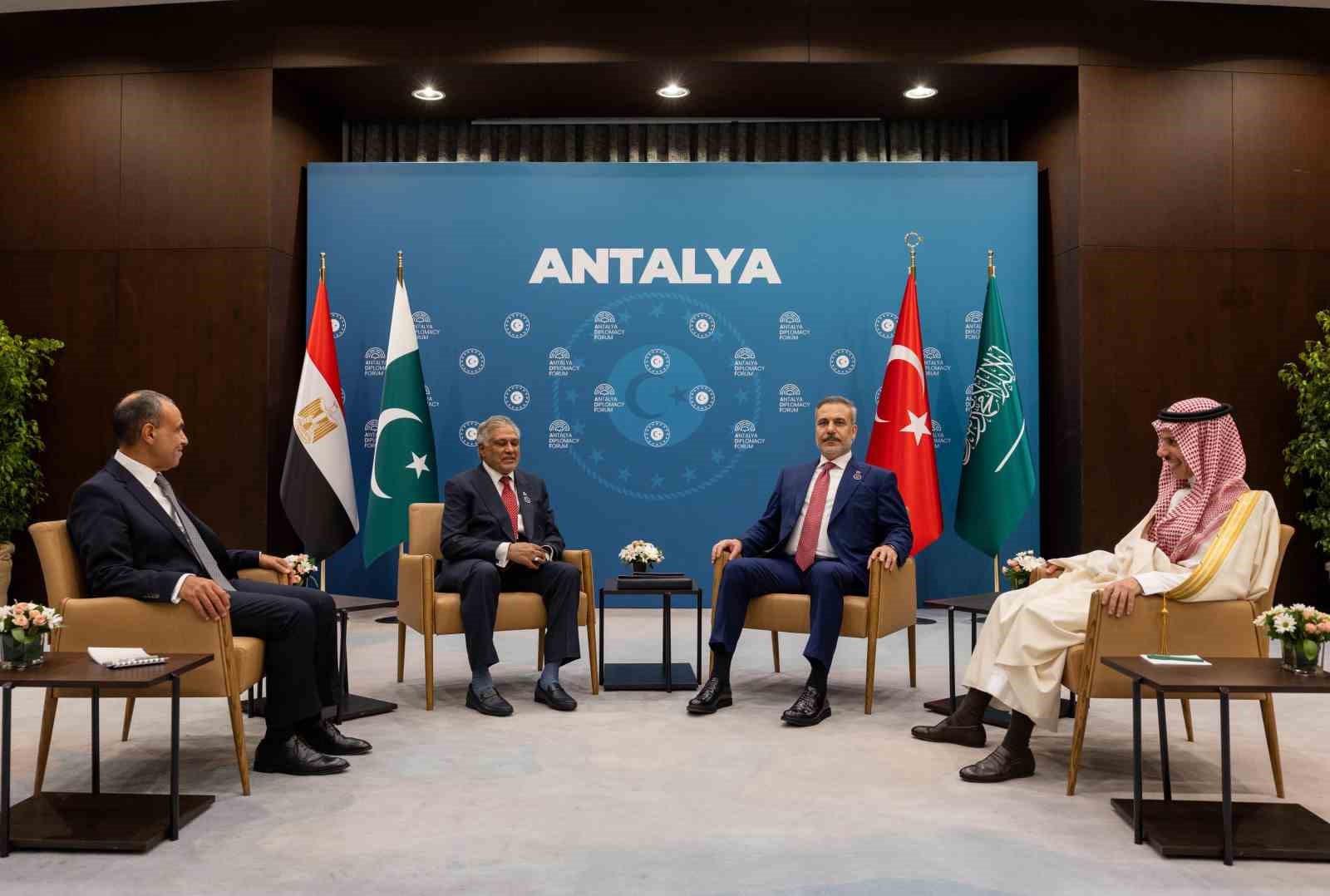 Bakan Fidan, Türkiye-Mısır-Pakistan-Suudi Arabistan Dışişleri Bakanları Toplantısı’na ev sahipliği yaptı 5 bakan fidan turkiye misir pakistan suudi arabistan disisleri bakanlari toplantisina ev sahipligi yapti 1 IMOQ95SM