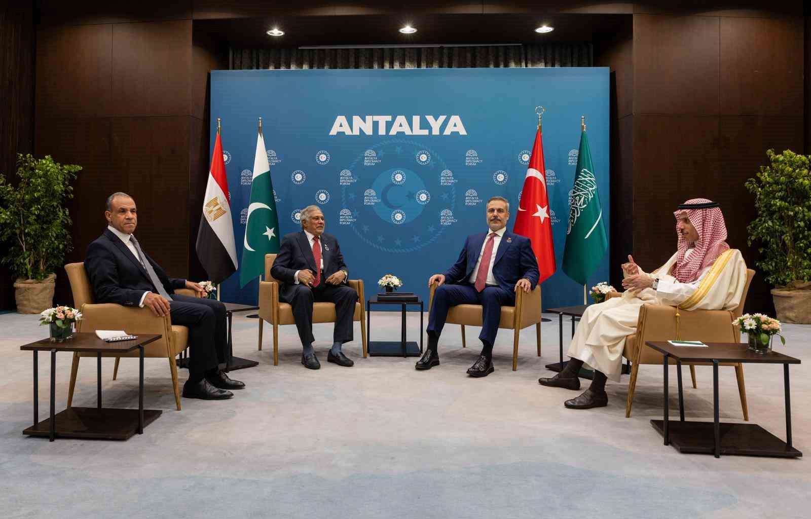 Bakan Fidan, Türkiye-Mısır-Pakistan-Suudi Arabistan Dışişleri Bakanları Toplantısı’na ev sahipliği yaptı 6 bakan fidan turkiye misir pakistan suudi arabistan disisleri bakanlari toplantisina ev sahipligi yapti 2 D8AfZKvy
