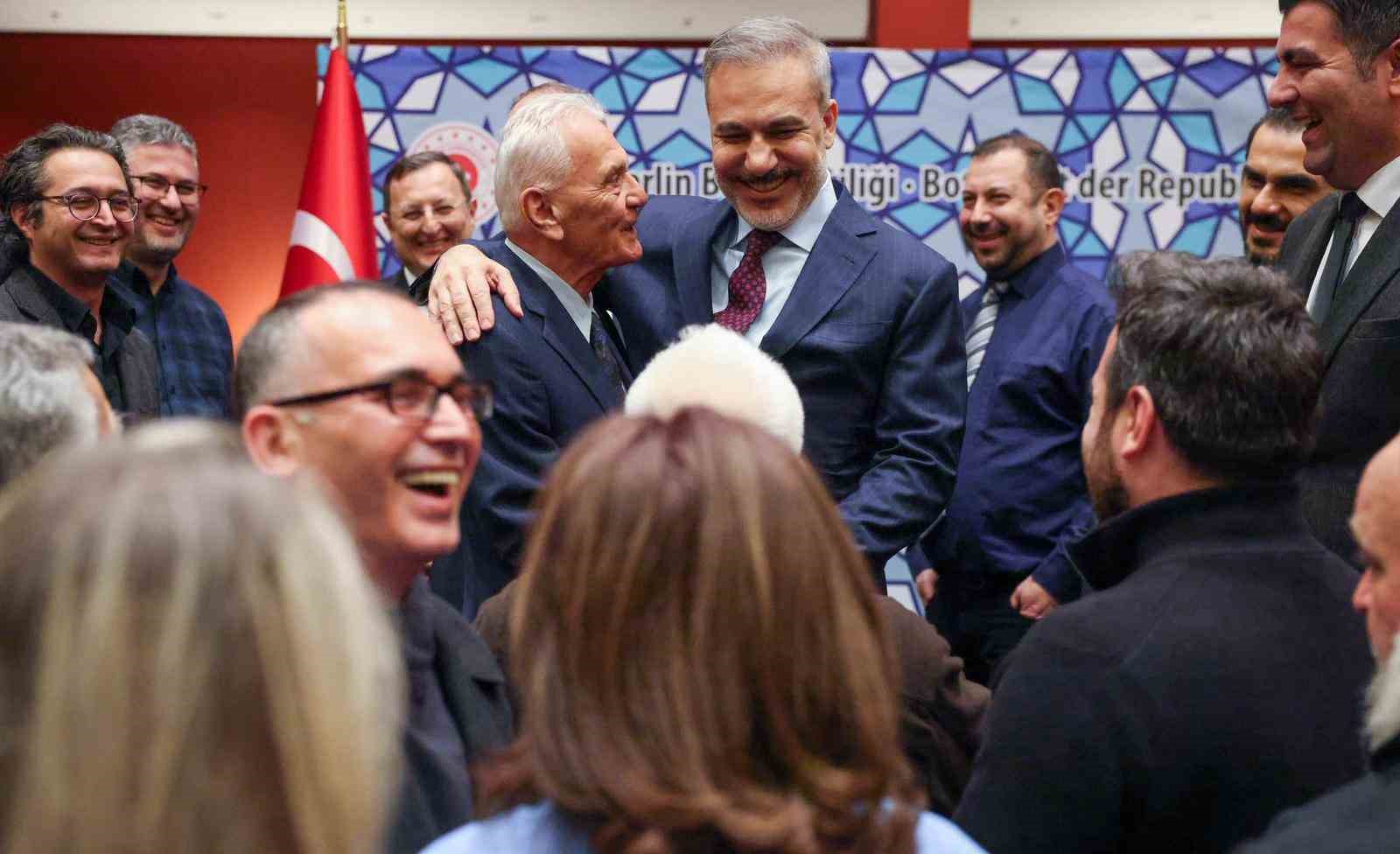 bakan fidan turkiyenin berlin buyukelciligini ziyaret etti 8