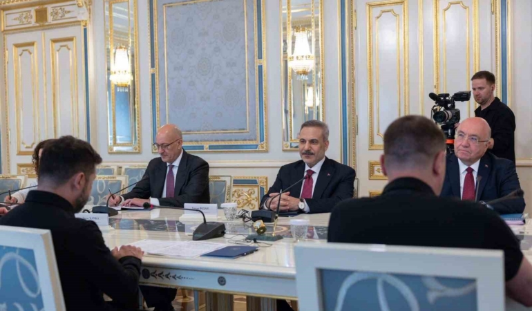 bakan-fidan-ukrayna-devlet-baskani-zelenskiy-ile-bir-araya-geldi-7RYpCwMw.jpg