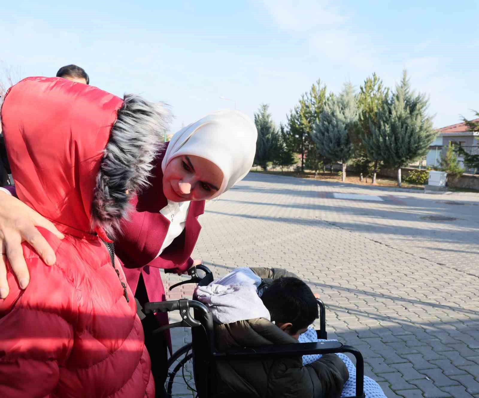 bakan goktas ankarada kardesleriyle birlikte devlet korumasina alinan adnani ziyaret etti 0 KMIRMvOk