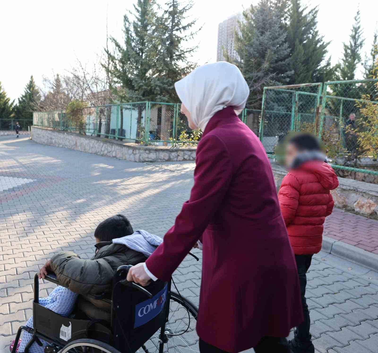 bakan goktas ankarada kardesleriyle birlikte devlet korumasina alinan adnani ziyaret etti 1 618kOnZY