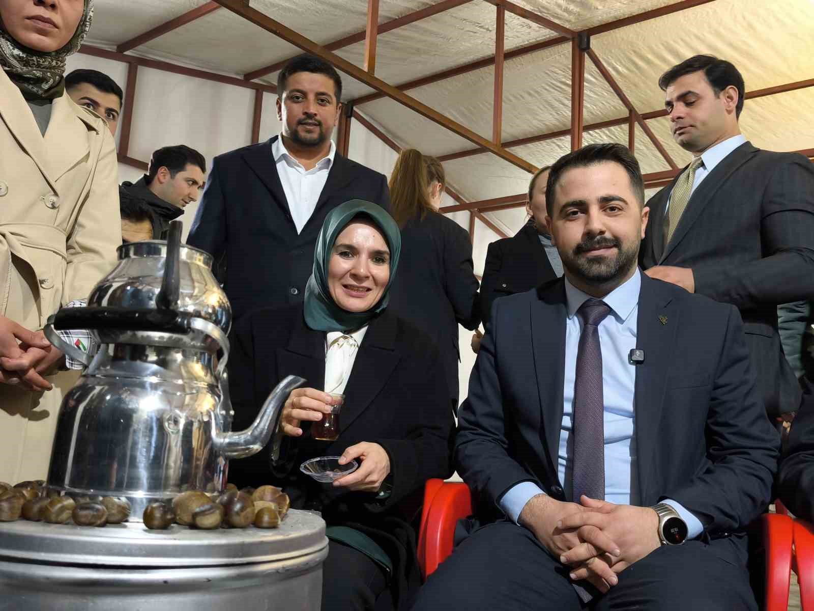bakan goktas batmanda genclerle kabede hacilar hu der ilahisine eslik etti 0 grXrRF3h