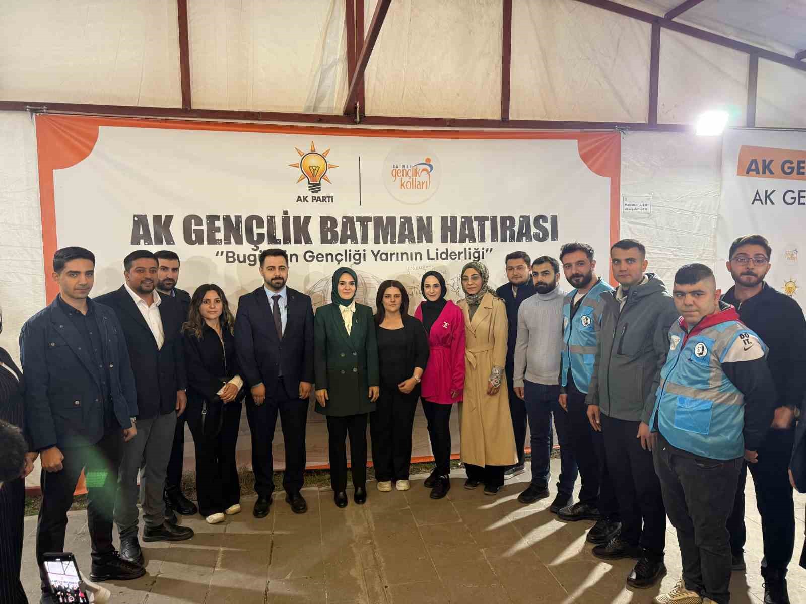 bakan goktas batmanda genclerle kabede hacilar hu der ilahisine eslik etti 1 SKkMRJDS