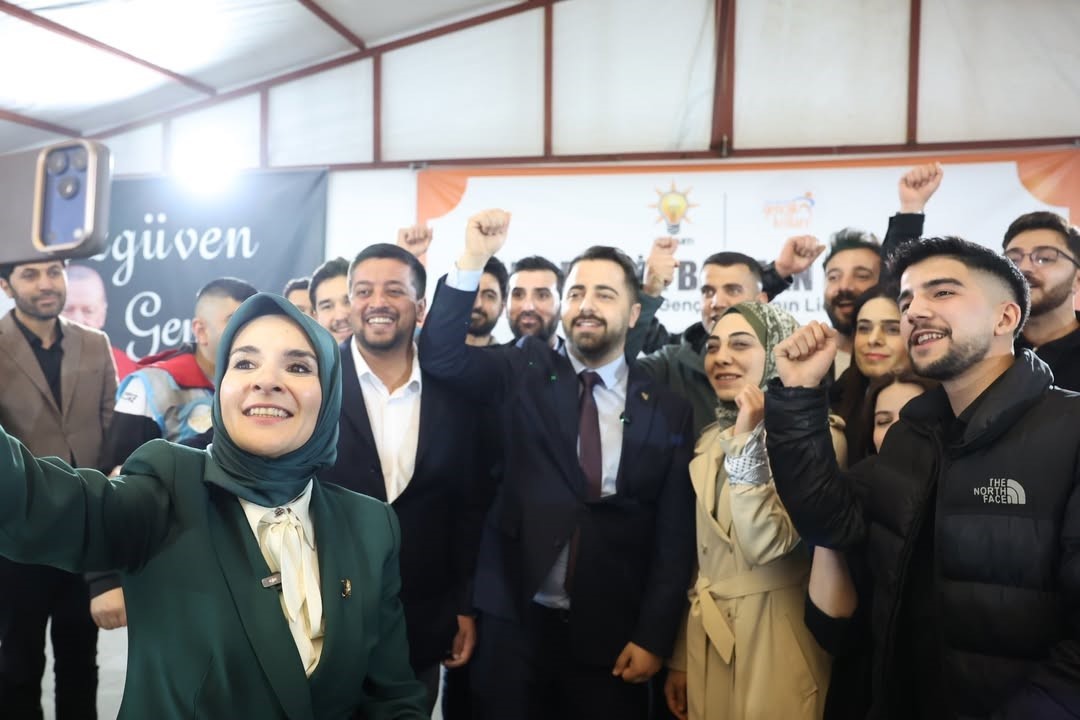 bakan goktas batmanda genclerle kabede hacilar hu der ilahisine eslik etti 2 YlMmw1Xq