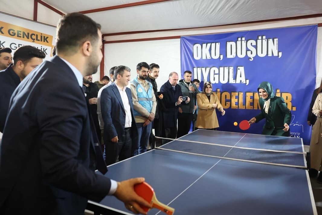 bakan goktas batmanda genclerle kabede hacilar hu der ilahisine eslik etti 3 zlPsH1lj