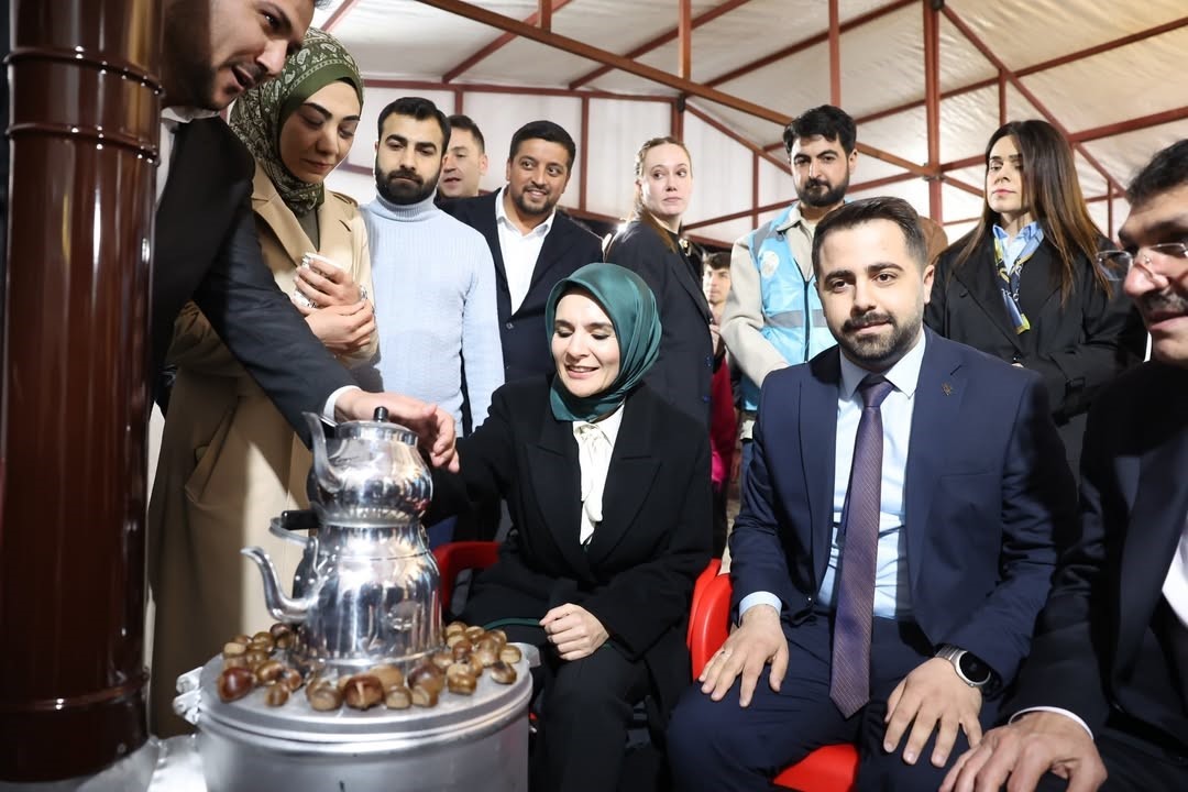 bakan goktas batmanda genclerle kabede hacilar hu der ilahisine eslik etti 4 wP1zqEDh