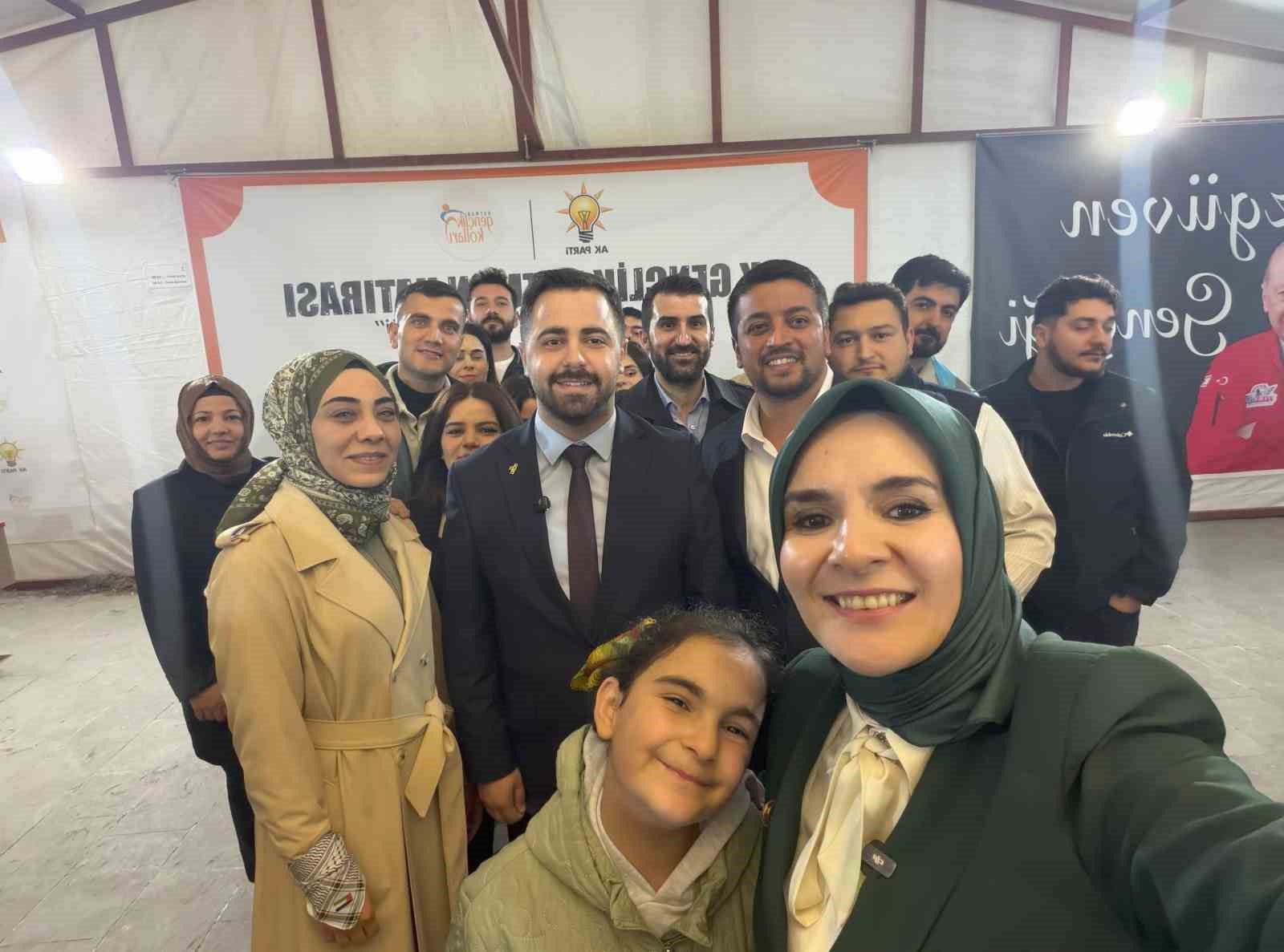 bakan goktas batmanda genclerle kabede hacilar hu der ilahisine eslik etti 5 jgYklsgi