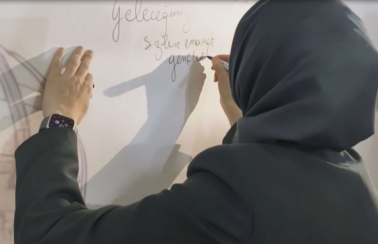 bakan goktas batmanda genclerle kabede hacilar hu der ilahisine eslik etti 6