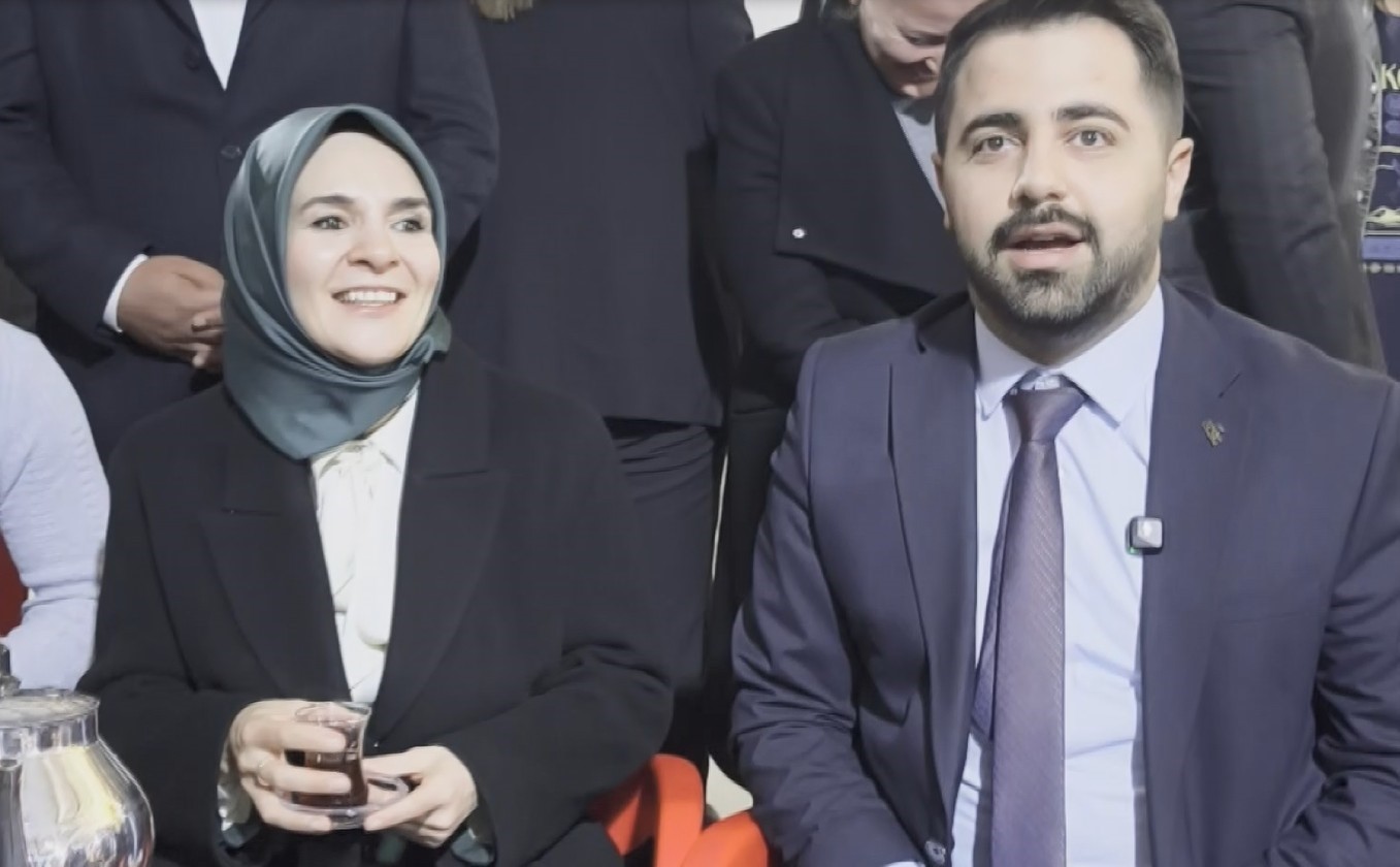 bakan goktas batmanda genclerle kabede hacilar hu der ilahisine eslik etti 7 v1vjziTz