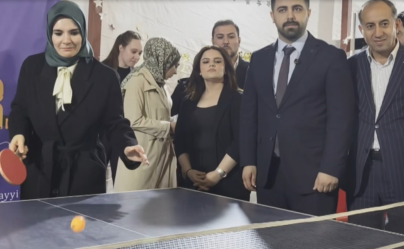 bakan goktas batmanda genclerle kabede hacilar hu der ilahisine eslik etti 8 mdNywcLb