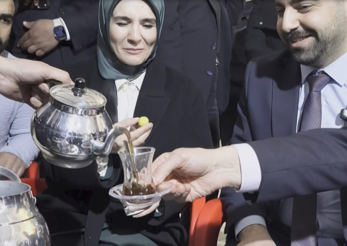 bakan goktas batmanda genclerle kabede hacilar hu der ilahisine eslik etti 9