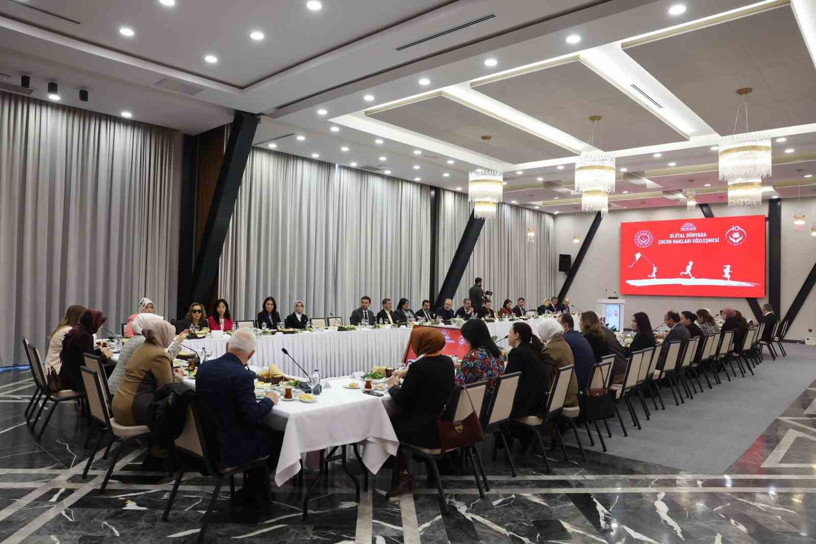 bakan goktas cocuklarimizi dijital dunyadaki zararli iceriklerden korumak hepimizin ortak sorumlulugu 2 RksVmGiE
