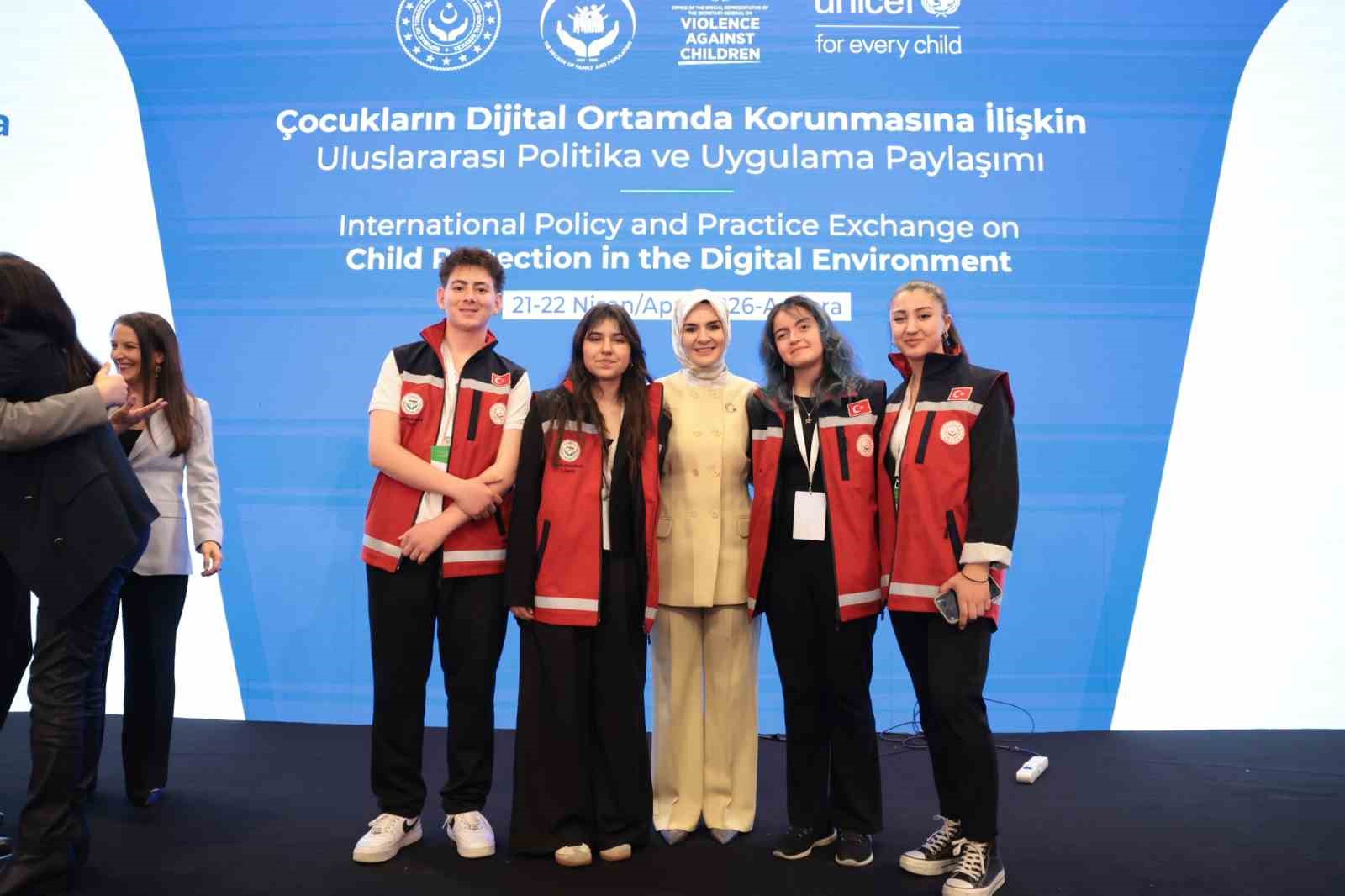 bakan goktas cocuklarin dijital dunyada guclendirilmesine yonelik kuresel is birligimizi ortak zeminde pekistirdik 4 YL8TzLYS