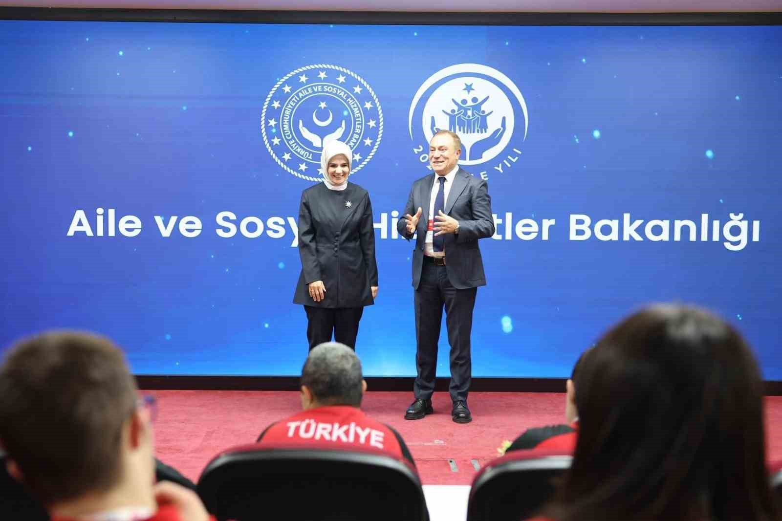 Bakan Göktaş engelli sporcularla bir araya geldi 4 bakan goktas engelli sporcularla bir araya geldi 0