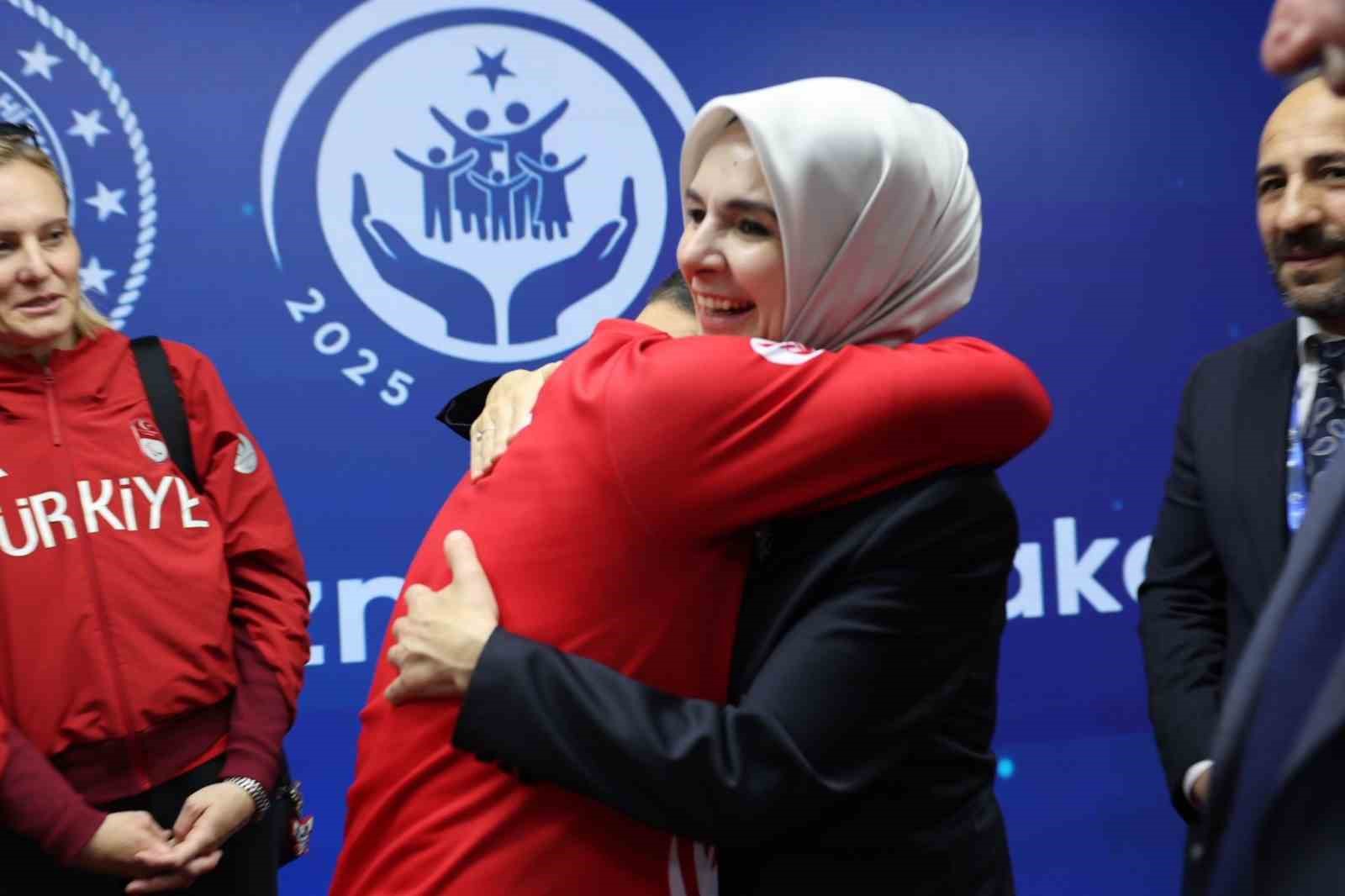Bakan Göktaş engelli sporcularla bir araya geldi 6 bakan goktas engelli sporcularla bir araya geldi 2 62FGcdFr