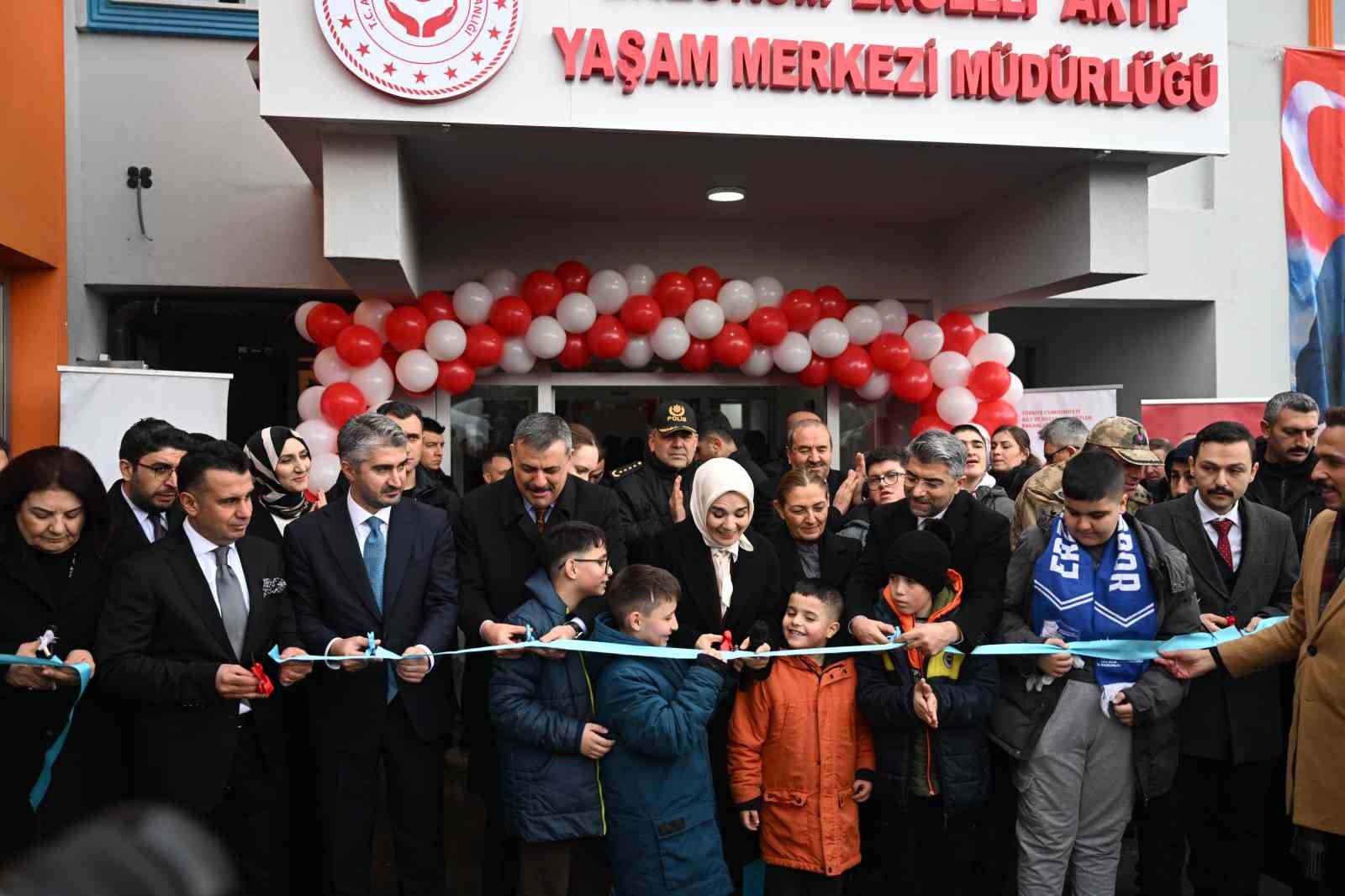 bakan goktas erzurumda engelli aktif yasam merkezinin acilisini yapti 1 sYFH1EG9