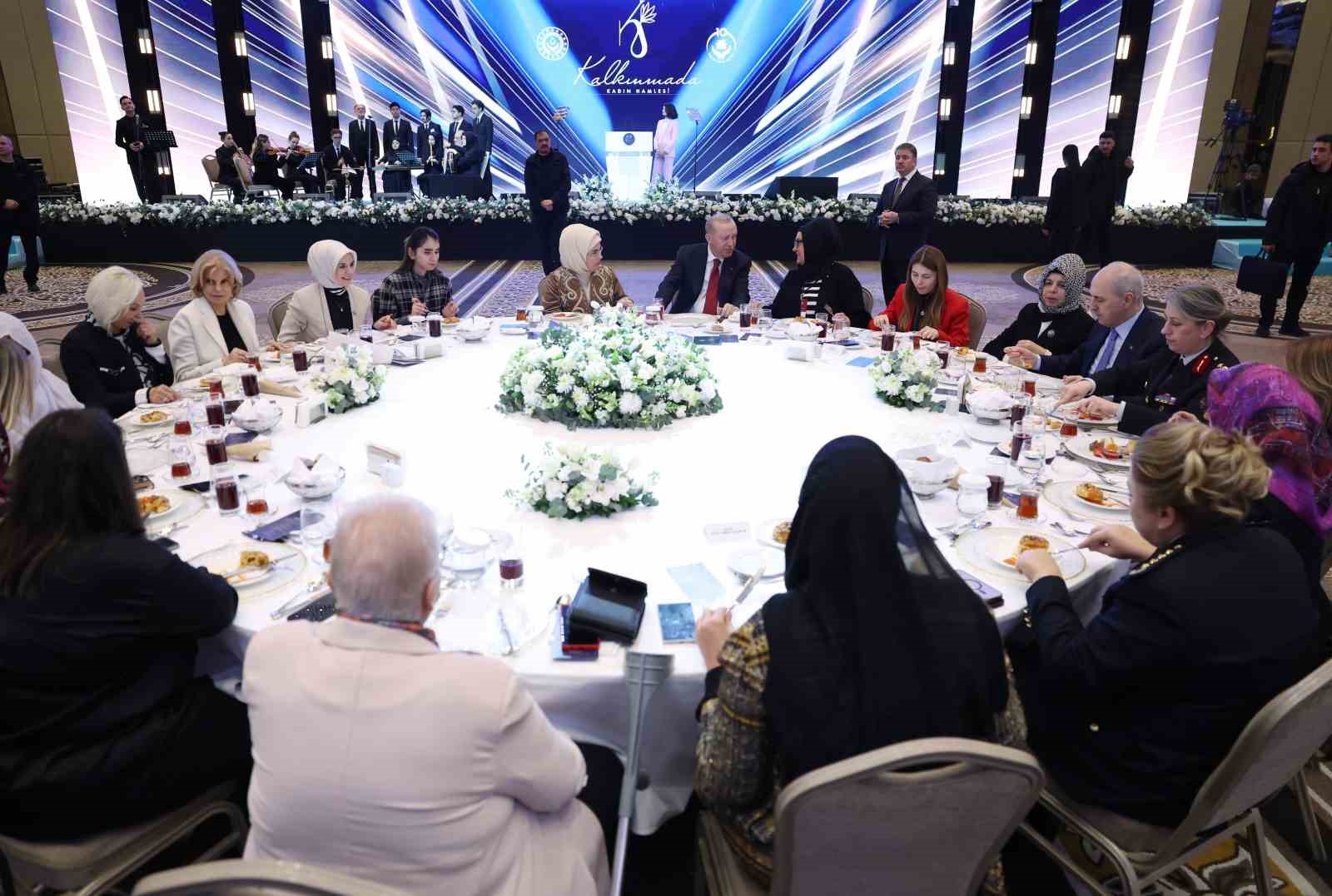 Bakan Göktaş: "Genç kızlarımızın önünü açmayı Türkiye Yüzyılı beşeri sermayesini güçlendiren stratejik bir adım olarak görüyoruz" 4 bakan goktas genc kizlarimizin onunu acmayi turkiye yuzyili beseri sermayesini guclendiren stratejik bir adim k8zzBada