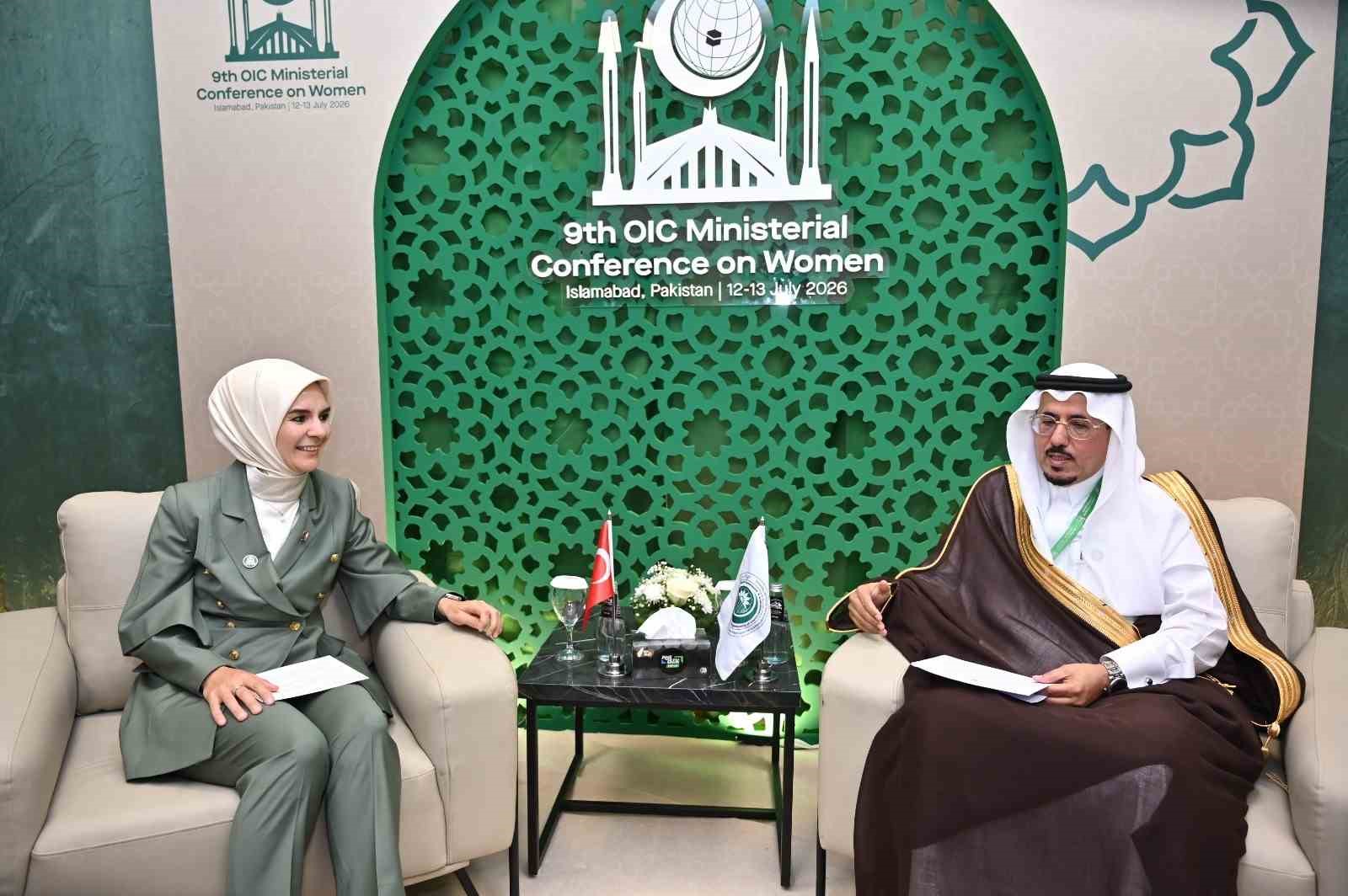 bakan goktas islamabadda iit 9 kadindan sorumlu bakanlar konferansinin acilis oturumuna katildi 0 CMfXmfb1