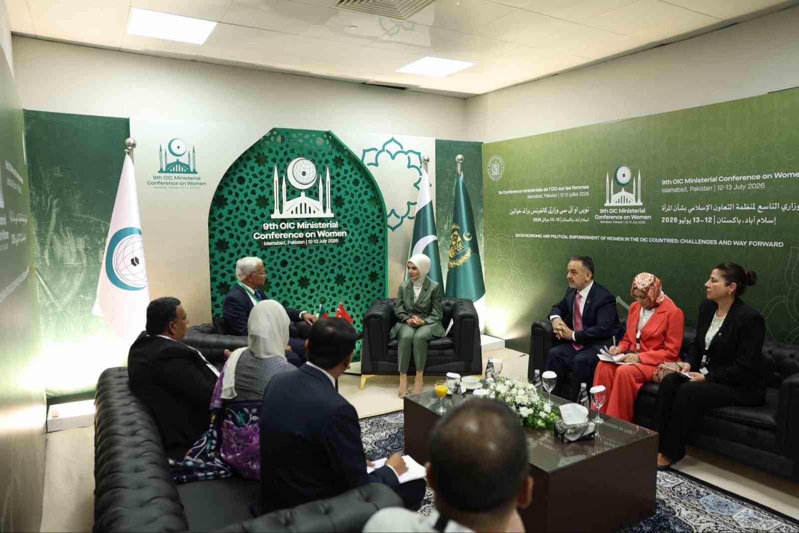 bakan goktas islamabadda iit 9 kadindan sorumlu bakanlar konferansinin acilis oturumuna katildi 1