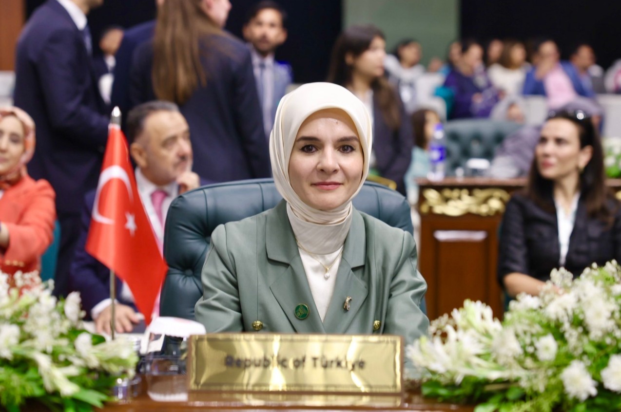 bakan goktas islamabadda iit 9 kadindan sorumlu bakanlar konferansinin acilis oturumuna katildi 5 kYEhftky