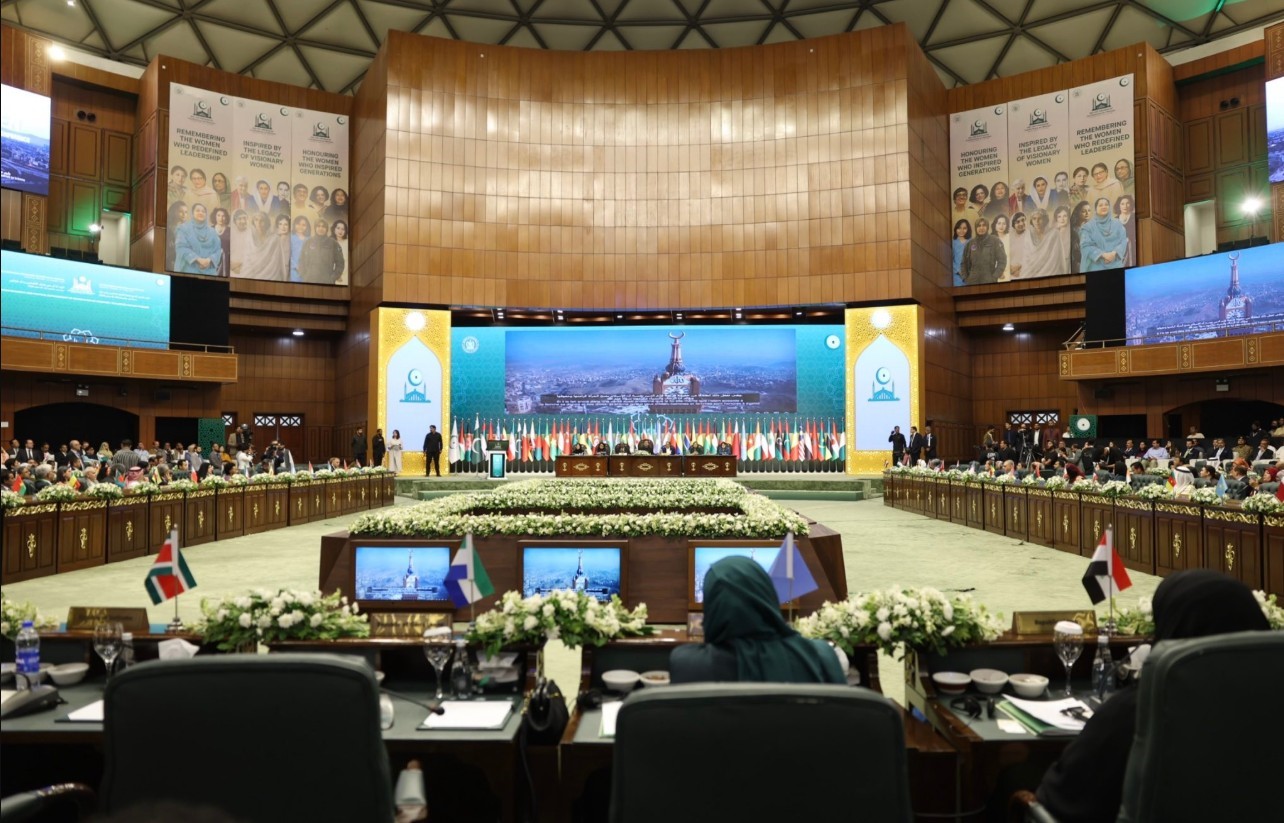 bakan goktas islamabadda iit 9 kadindan sorumlu bakanlar konferansinin acilis oturumuna katildi 7