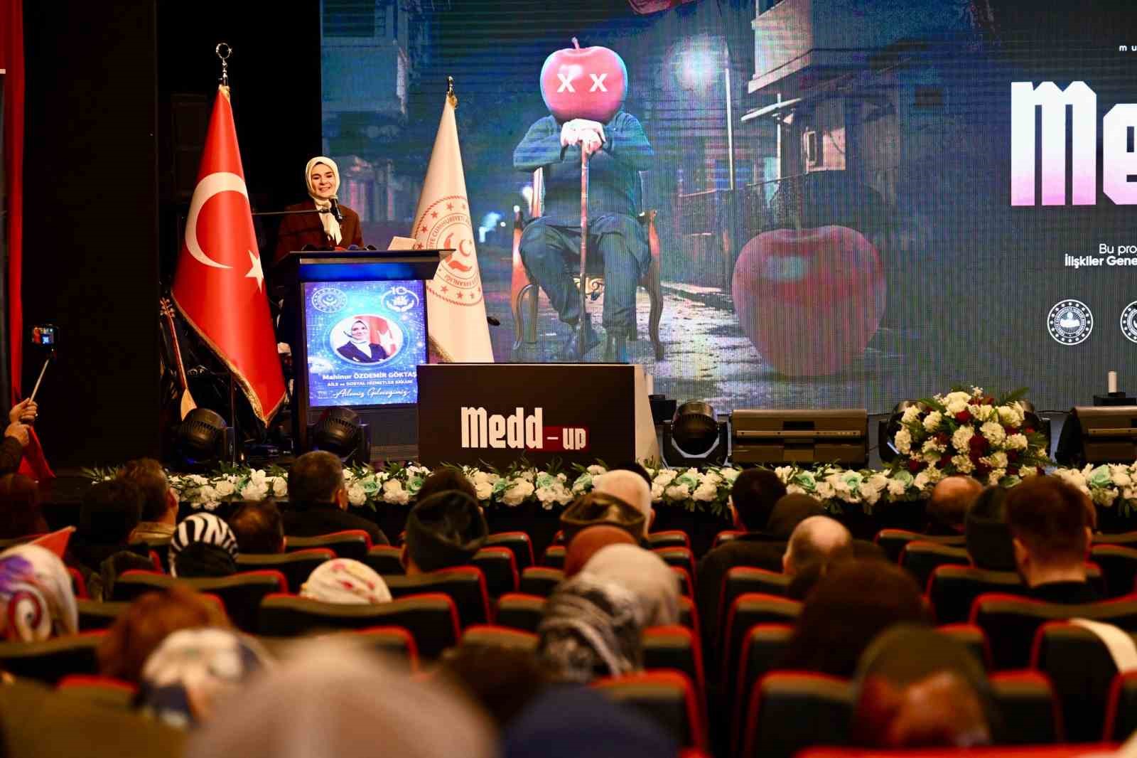 bakan goktas medd up sahne gosterisini izledi 7 algkY2s3