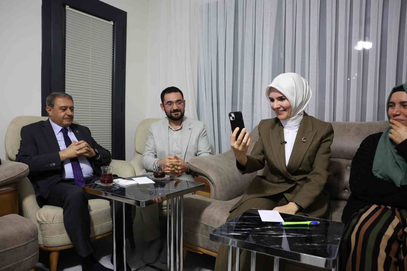 bakan goktas sanliurfada yeni yuvalarina kavusan ailenin iftar sofrasina misafir oldu 0