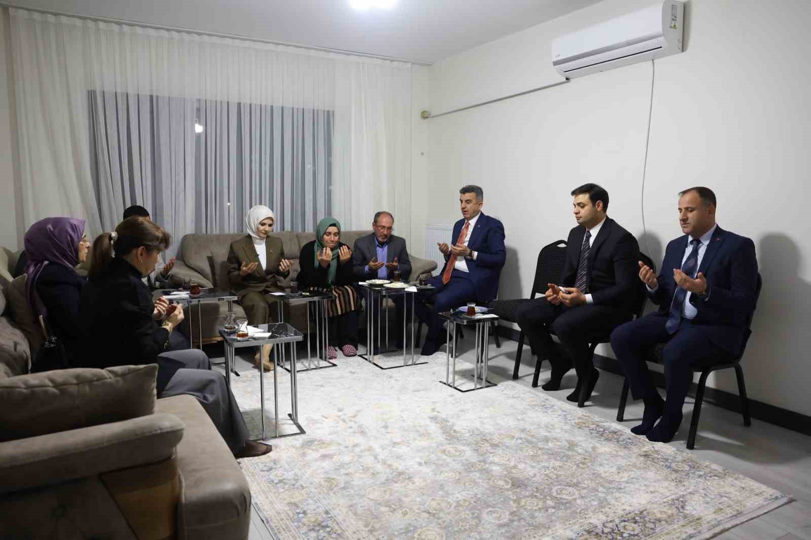 bakan goktas sanliurfada yeni yuvalarina kavusan ailenin iftar sofrasina misafir oldu 1 OBhNfs9P
