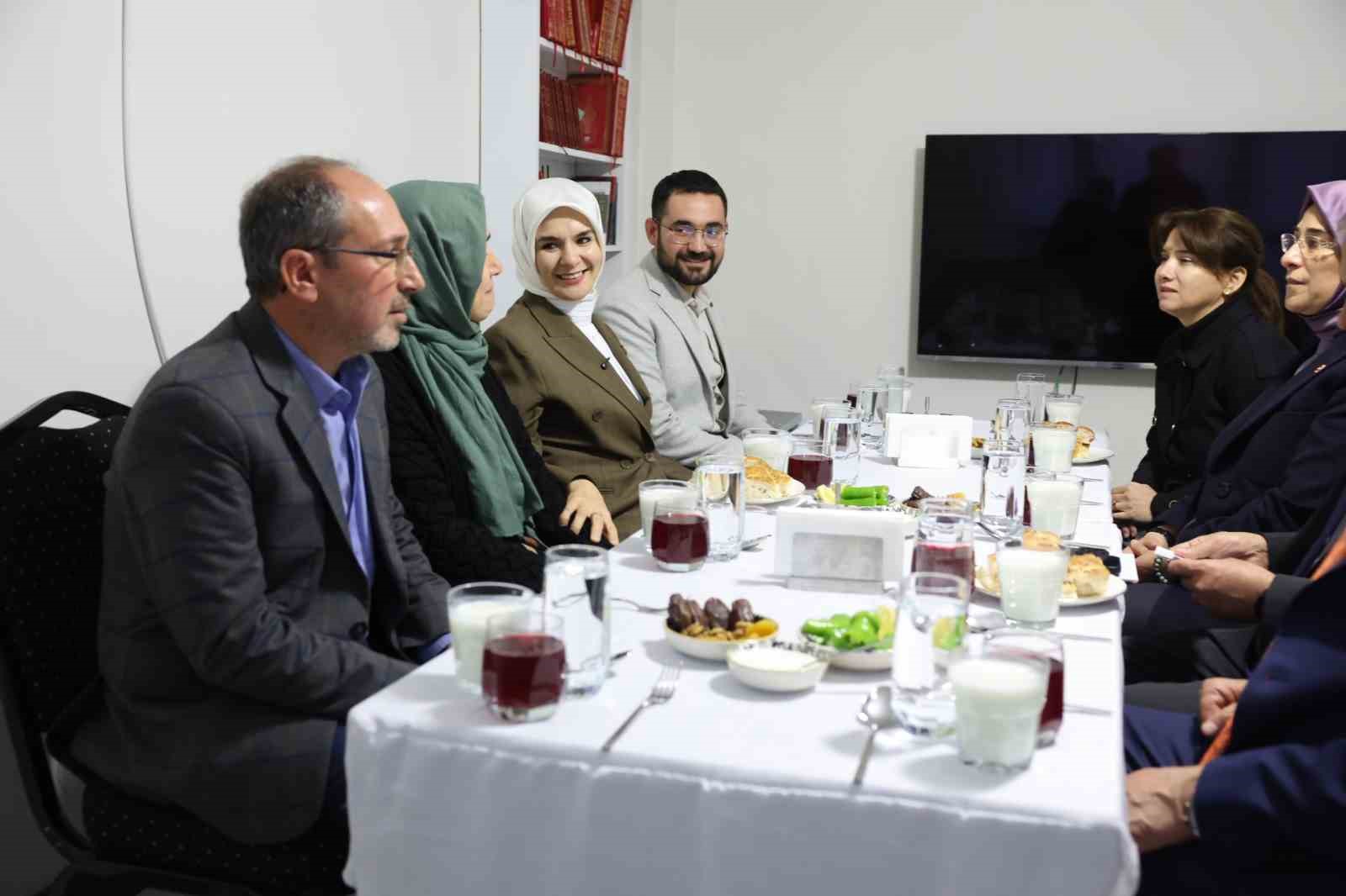bakan goktas sanliurfada yeni yuvalarina kavusan ailenin iftar sofrasina misafir oldu 2 BaiBu28H