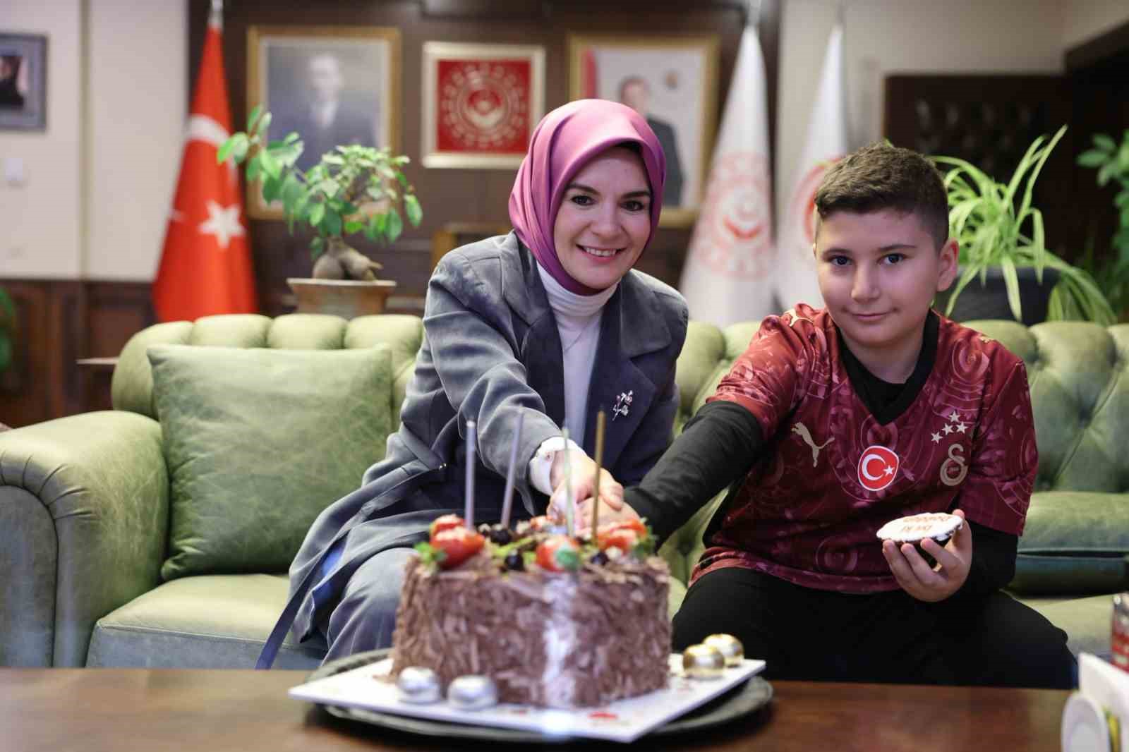 bakan goktas sehidin oglunun dogum gununu bakanlikta kutladi 1 VLHM7WN7