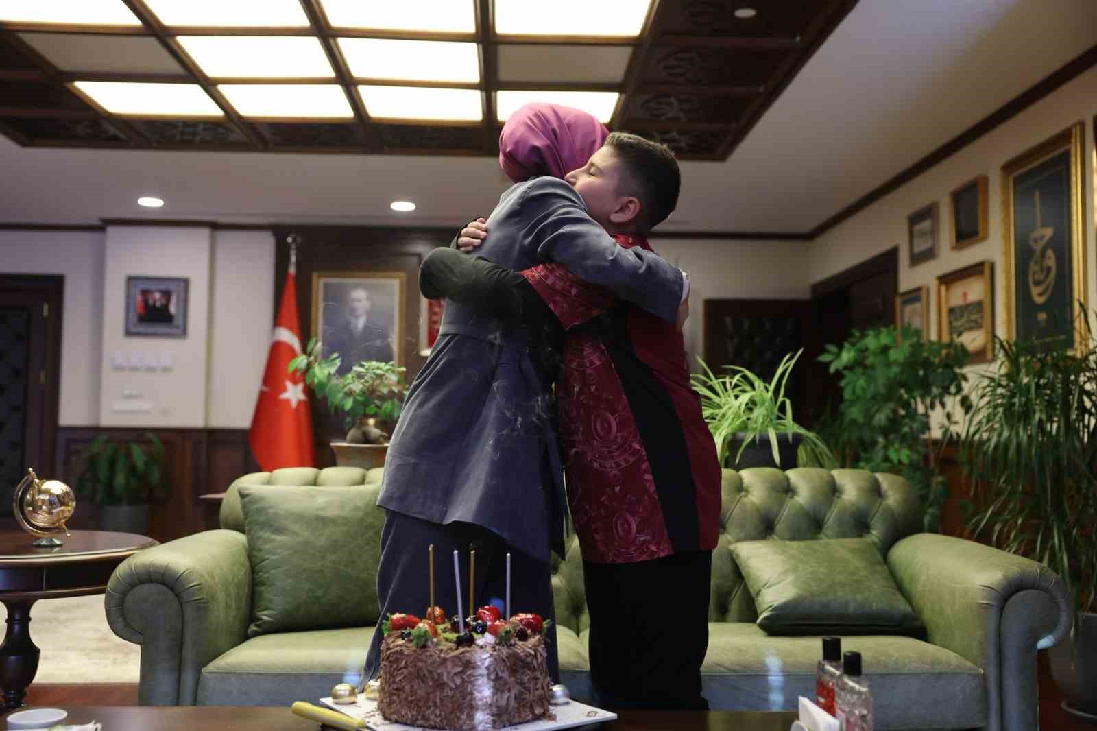 bakan goktas sehidin oglunun dogum gununu bakanlikta kutladi 2 ZpuzNLcj