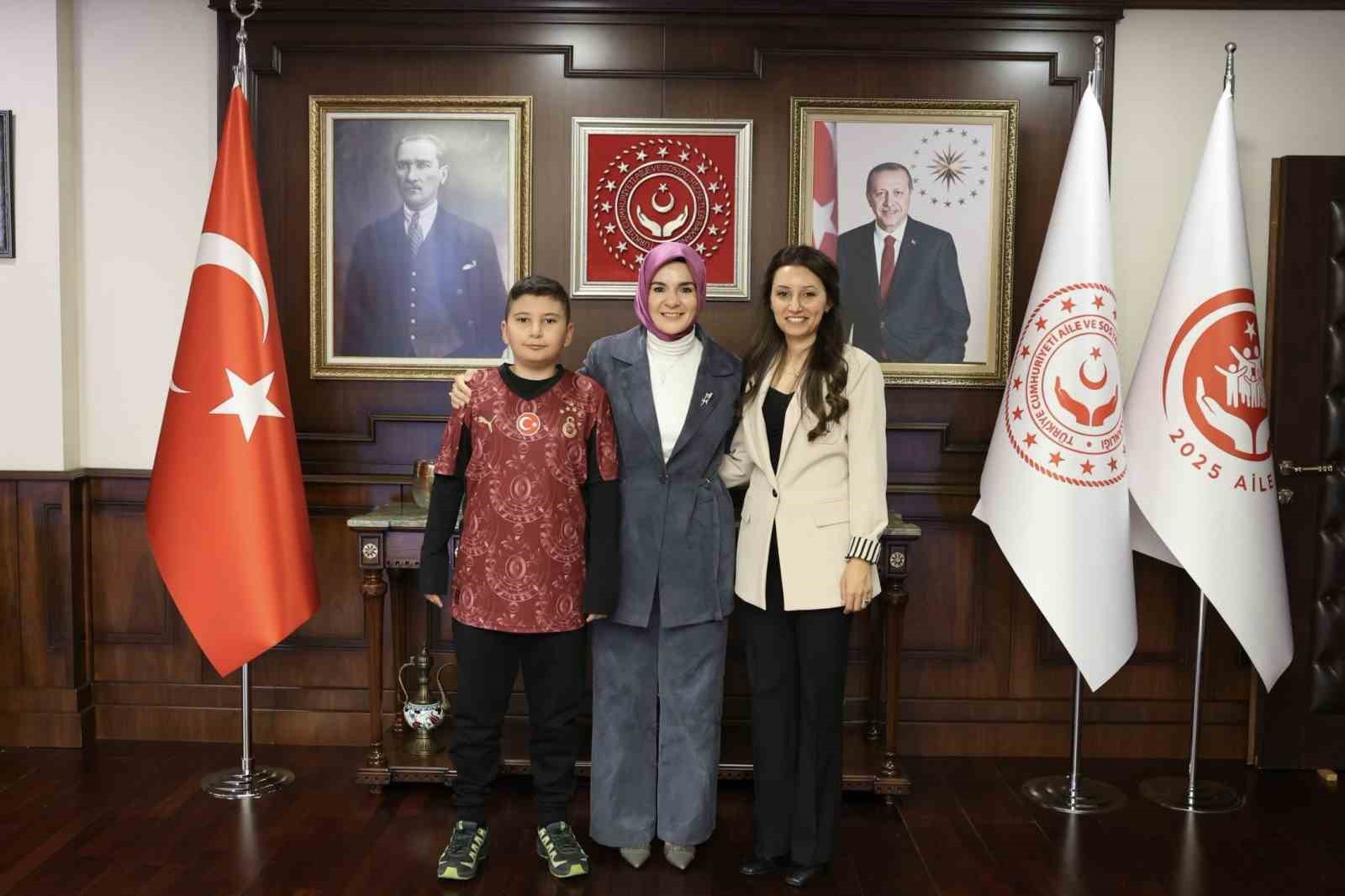 bakan goktas sehidin oglunun dogum gununu bakanlikta kutladi 3 4LNlnL9R