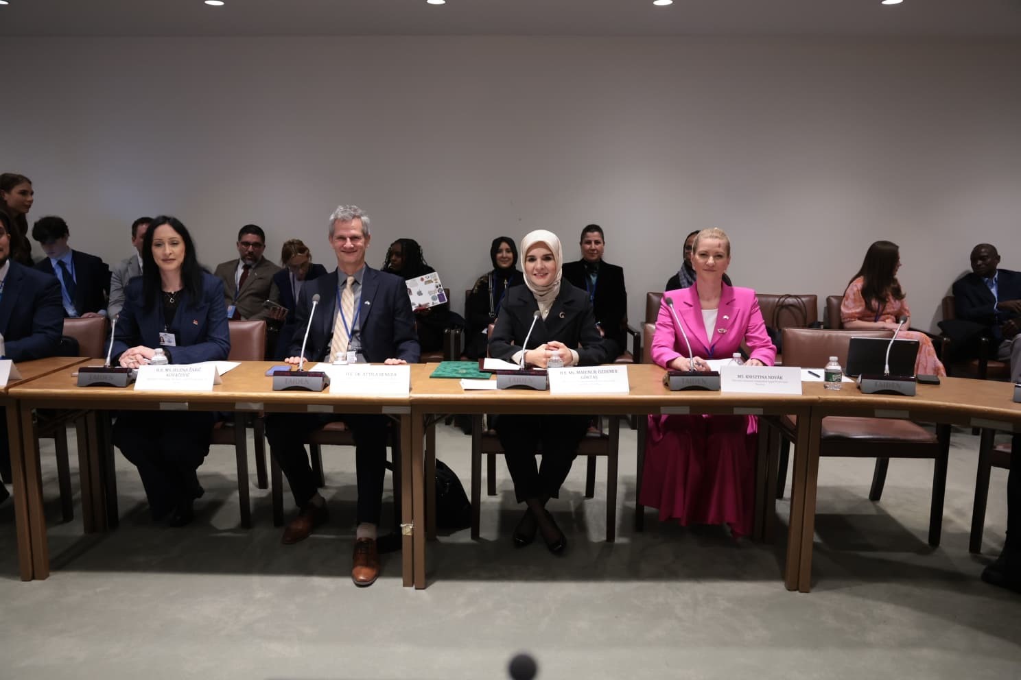 bakan goktas turkiye olarak aileyi koruyan kadinlar ve kiz cocuklari icin guvenligi ve adalete zS2CKb4w