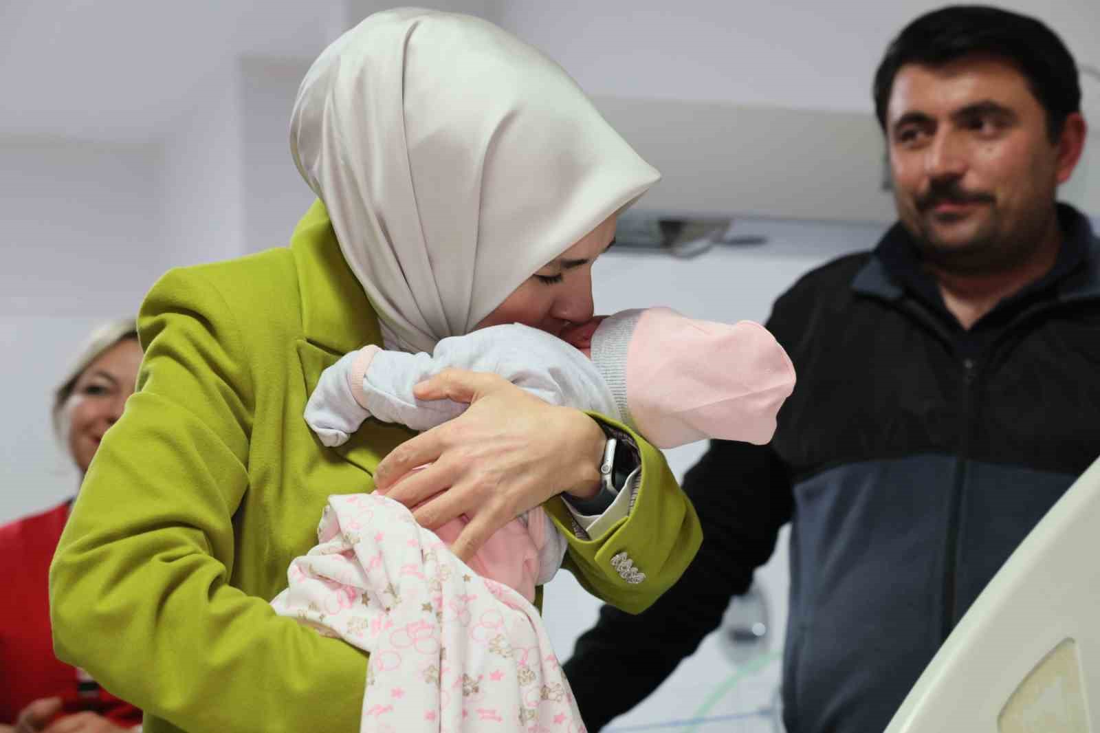 bakan goktas yeni dogan bebekler ve ailelerini ziyaret etti 0 ED8OaIqH