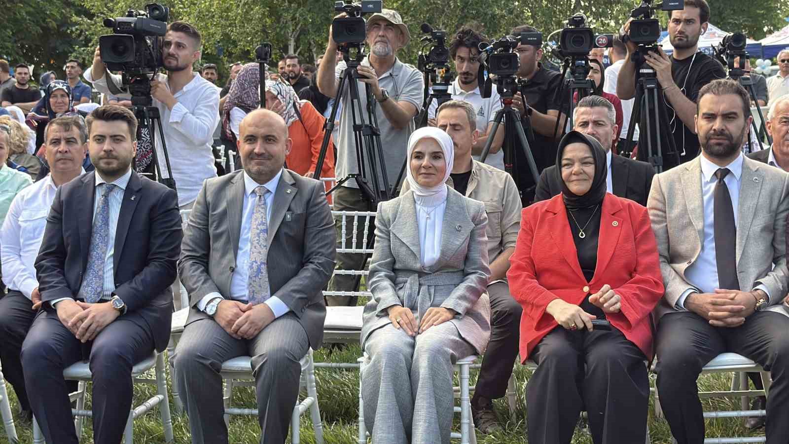 Bakan Göktaş’ın Eskişehir mesaisine damga vuran sevimli misafirler 9 bakan goktasin eskisehir mesaisine damga vuran sevimli misafirler 5 e5fWwRTS