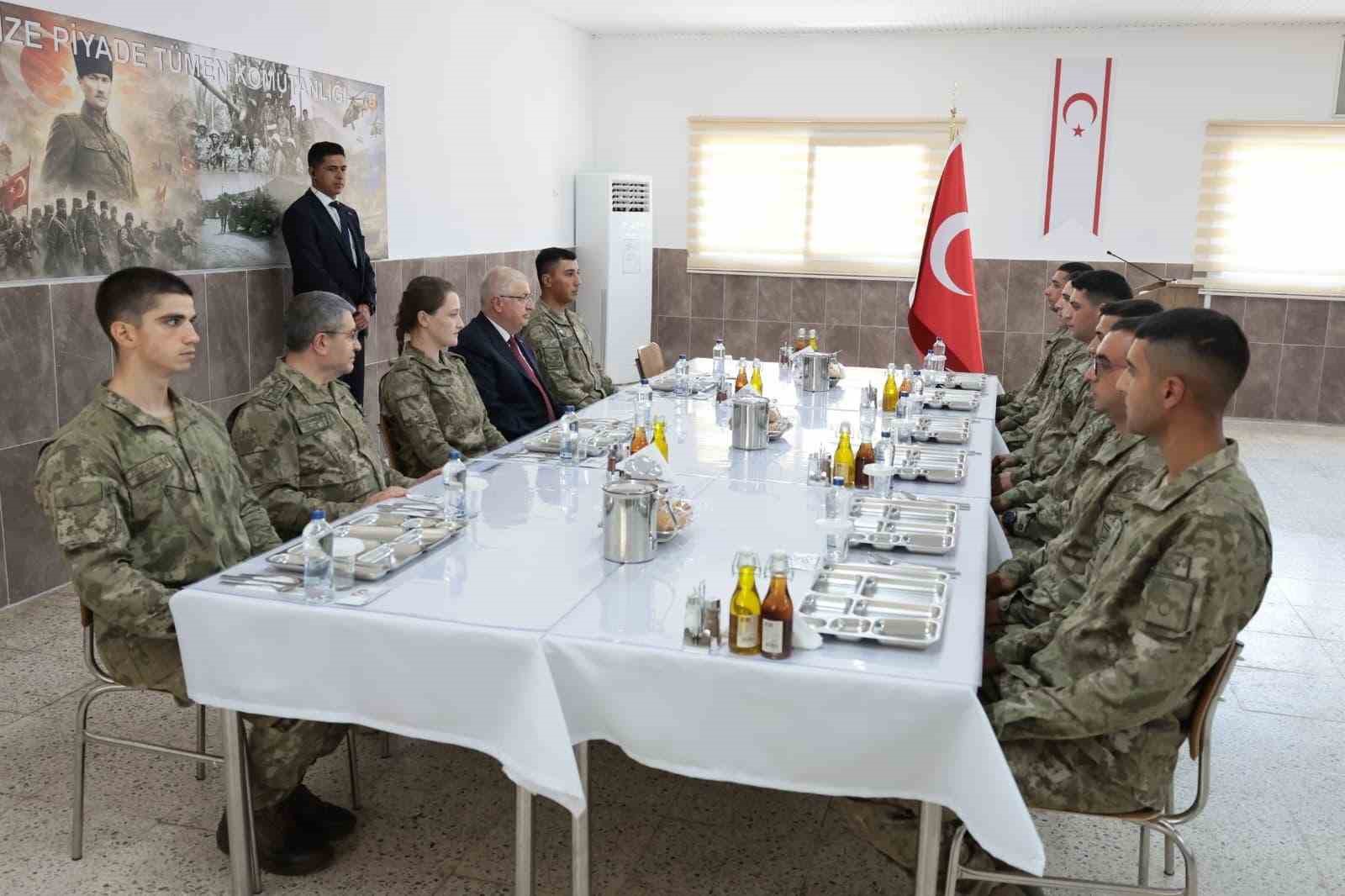 Bakan Güler, 9’uncu Mekanize Piyade Tümen Komutanlığı’nı ziyaret etti 5 bakan guler 9uncu mekanize piyade tumen komutanligini ziyaret etti 1 j4FOQPqc