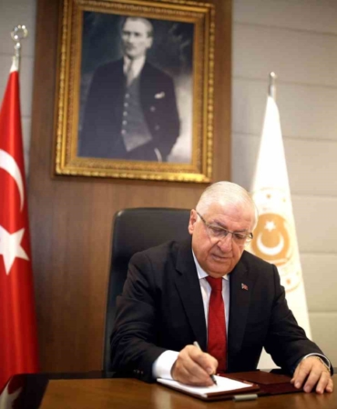 bakan-guler-babalar-karsiliksiz-sevgileriyle-cocuklarinin-sigindigi-guvenli-bir-limandir-hdz4ORZg.jpg
