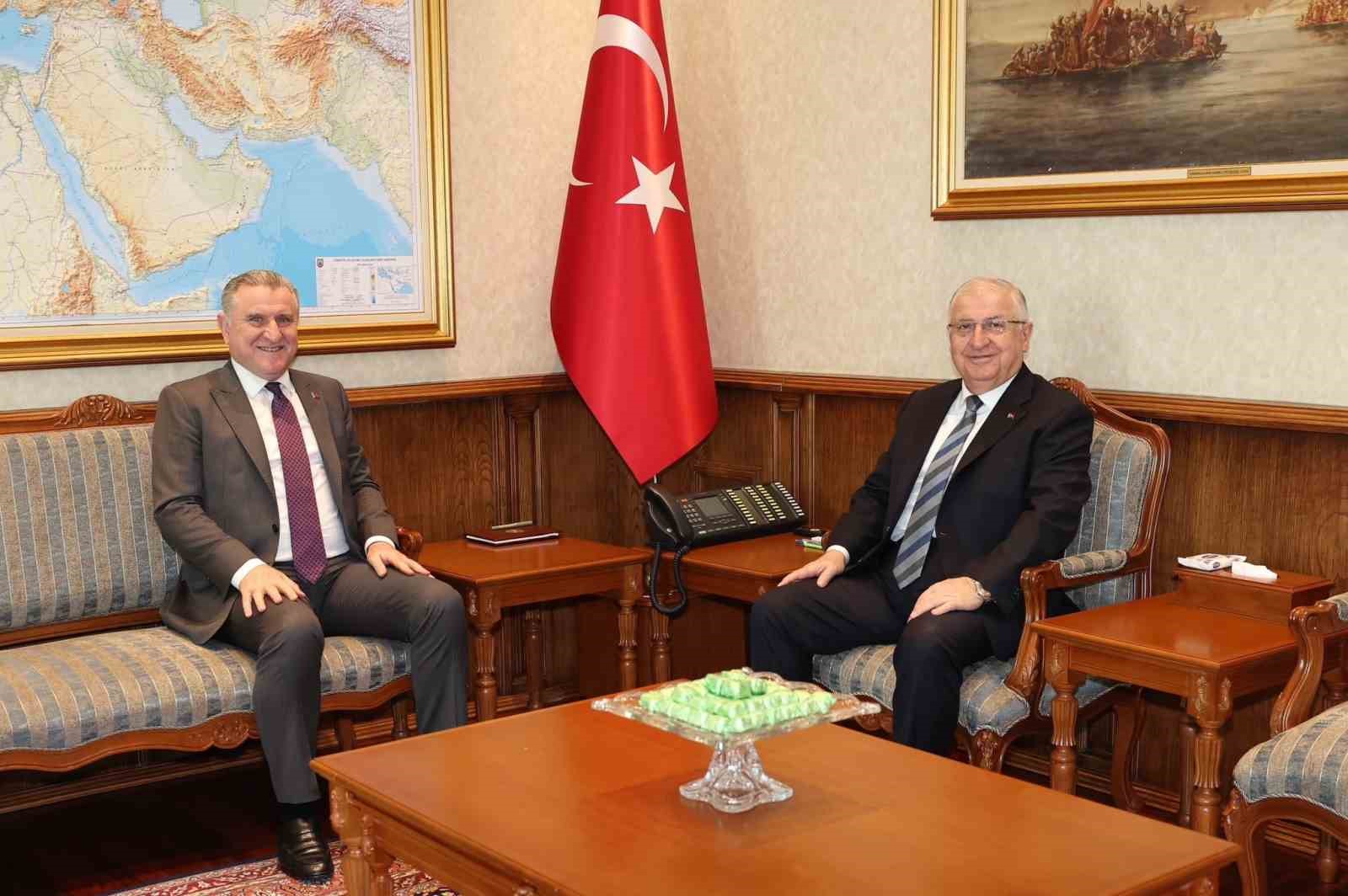 bakan guler bakan bak ile gorustu 0