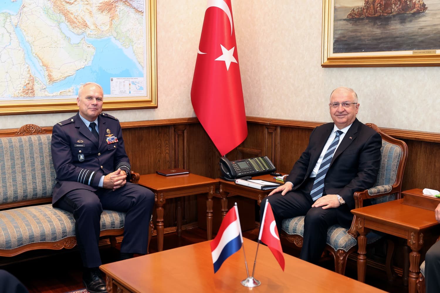 bakan guler hollanda genelkurmay baskani orgeneral eichelsheimi kabul etti 0 ZLljB8ry