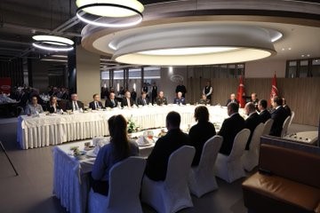 bakan guler iftarda oyak personeli ile bir araya geldi 1 heZ47FOX