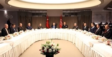 bakan-guler-iftarda-oyak-personeli-ile-bir-araya-geldi-uaRM86gD.jpg