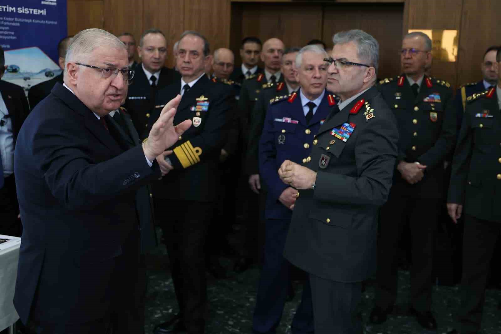 bakan guler kara kuvvetleri komutanligindaki degerlendirme toplantisina katildi 2 w6TR1Zmi
