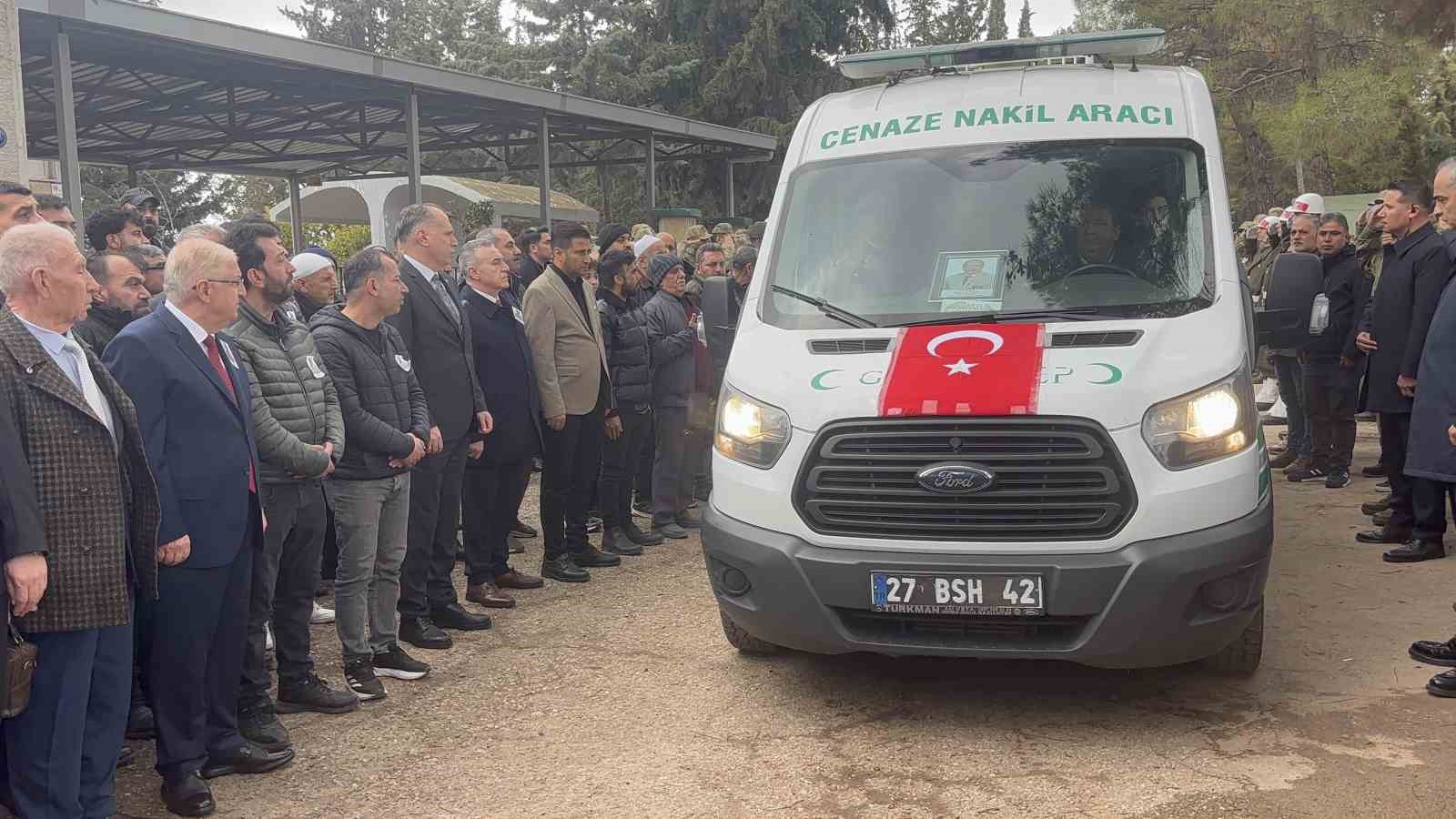 bakan guler kiliste kibris gazisinin cenazesine katildi 0 gBcsF3jW